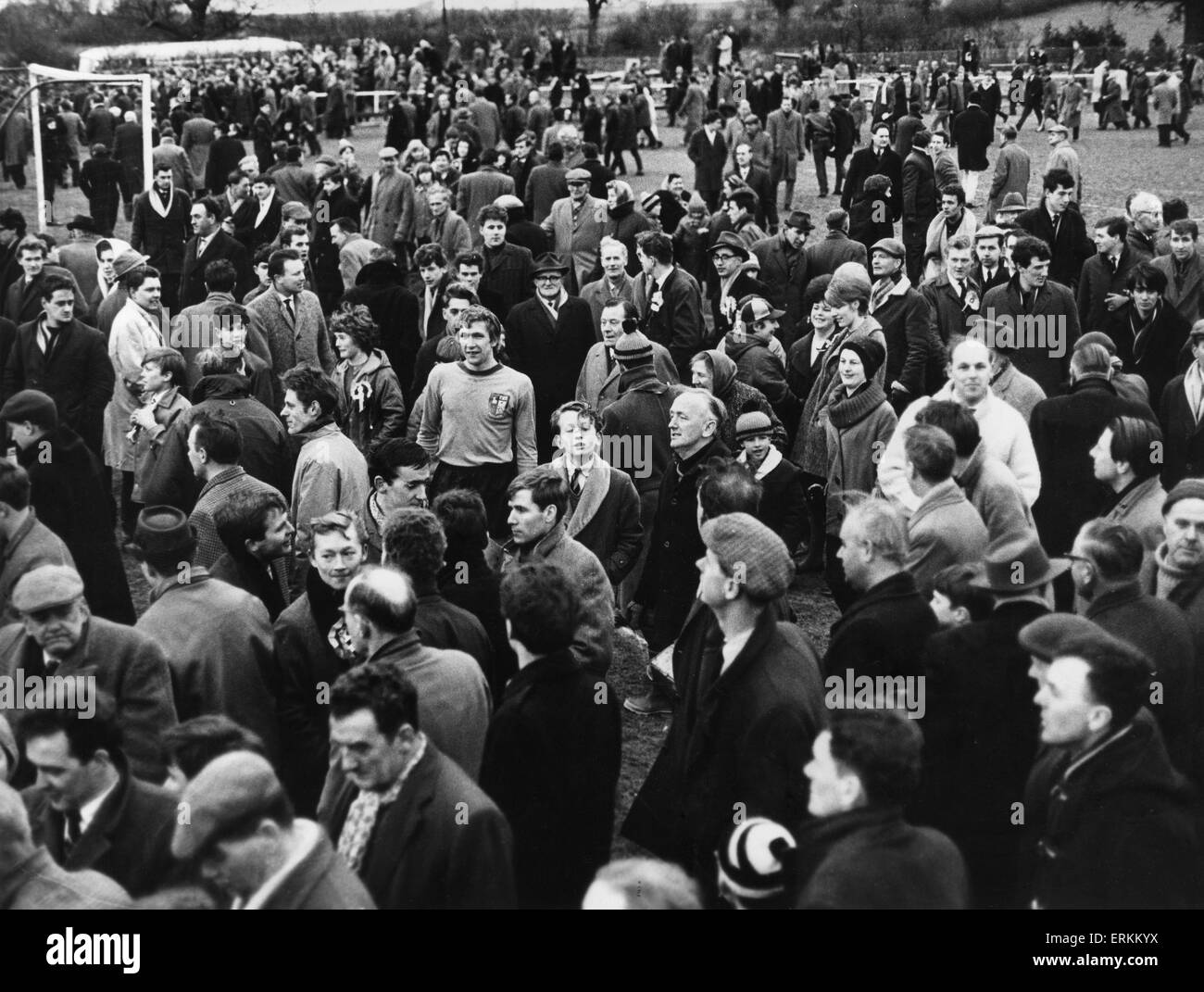 Alvechurch giocatori assaliti da giubilanti sostenitori dopo la loro vittoria contro la Wealdstone in FA Cup amatoriale cravatta. Nella foto è Mason nel mezzo di ammirando la folla. Il 13 febbraio 1965. Foto Stock