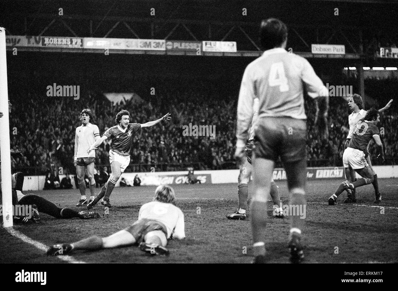 Coppa europea di Semi finale prima gamba corrisponde alla città di massa. Il Nottingham Forest 2 v Ajax 0. Obiettivo bracconiere Trevor Francesco (numero 10) si allontana in glee dopo la conversione di un John Robertson angolo per mettere la foresta di fronte dopo 33 minuti della partita come Martin O' Neill corre a partecipare alle celebrazioni. Il 9 aprile 1980. Foto Stock