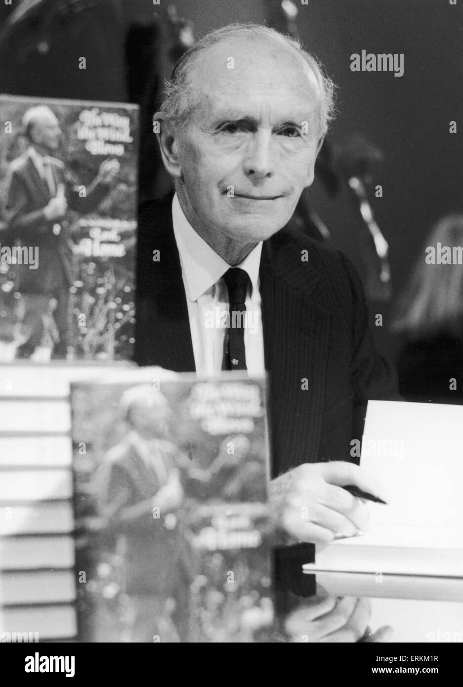 Sir Alec Douglas Home visto qui in un libro firma sessione nel West End di Londra per promuovere il suo libro "Il modo in cui soffia il vento. Il 22 ottobre 1976 Foto Stock