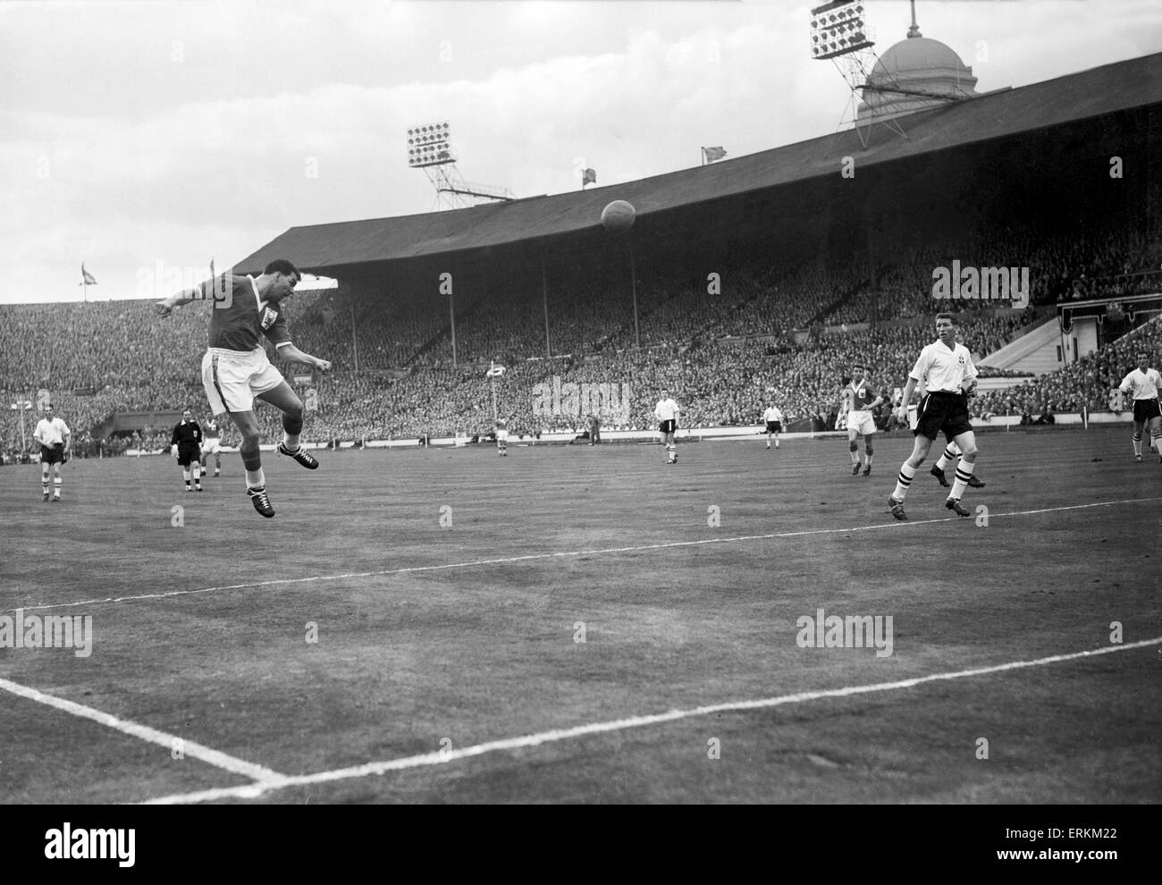 FA Cup finale allo stadio di Wembley. Il Nottingham Forest 2 v 1 il centro di Luton 1. Punta di diamante della foresta Tommy Wilson svetta in un gap in Luton retroguardia al netto della foresta secondo obiettivo con una potente testata da una diagonale di Billy grigio a croce. Solo 14 minuti era passato e i rossi sembrava essere in totale controllo, ma la facilità di flusso del gioco era in procinto di essere trasformate. Il 2 maggio 1959. Foto Stock