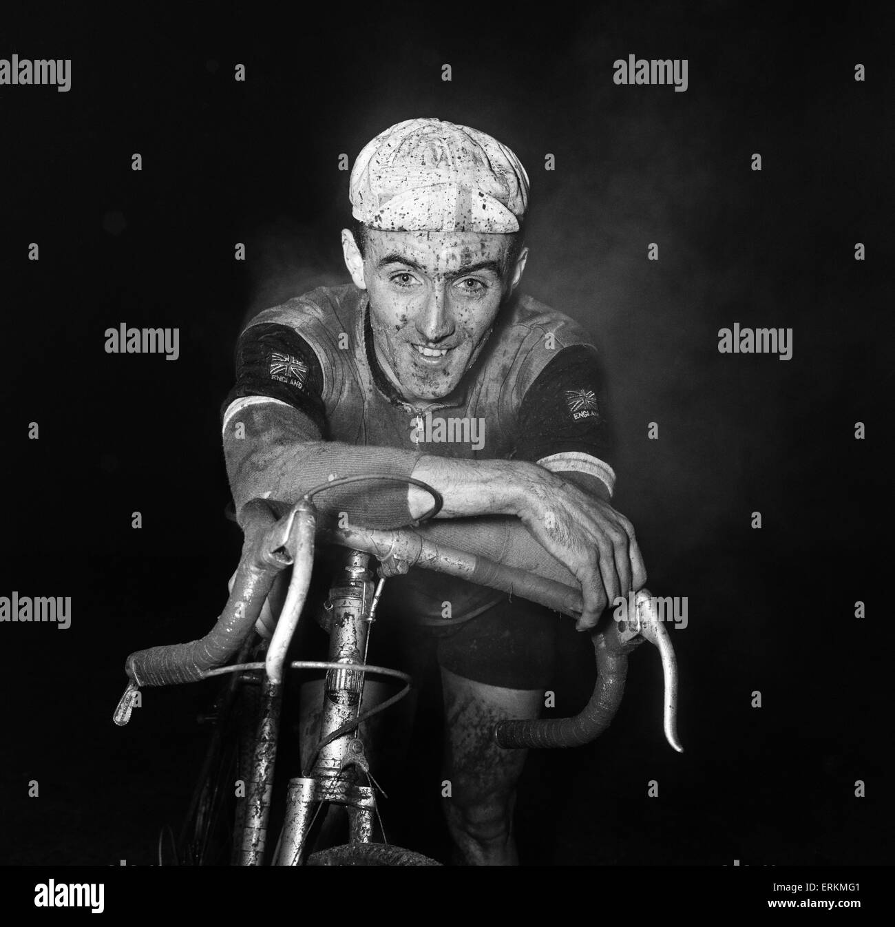 Escursioni in bicicletta Cross Country Vincitore Campionato Paddy Hoban pause per il respiro dopo aver attraversato la linea di finitura. Paddy Hoban era un membro del '34 nomadi ciclismo club, qui illustrato per competere in un ciclo cross. Xviii Dicembre 1960 Foto Stock