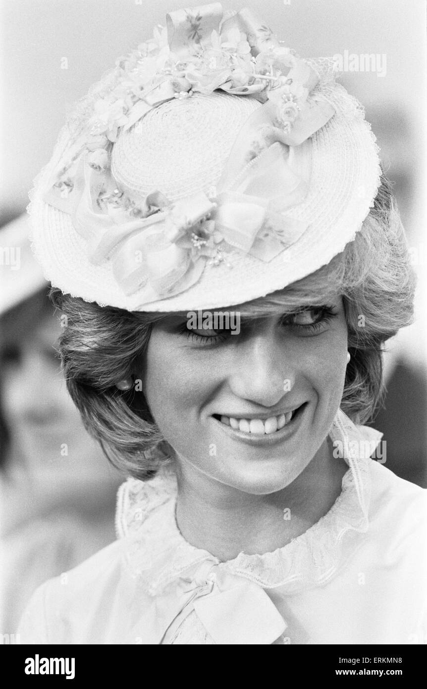 Il principe e la Principessa del Galles, partecipare a barbeque a Edmonton Park, Edmonton, Alberta, Canada, 30 giugno 1983. Il principe indossava una tonaca cappotto e la principessa un incredibile 1878 abito stile per un 'naughty' alta calci cabaret che ha preso la coppia reale torna alla gold rush giorni. Foto Stock