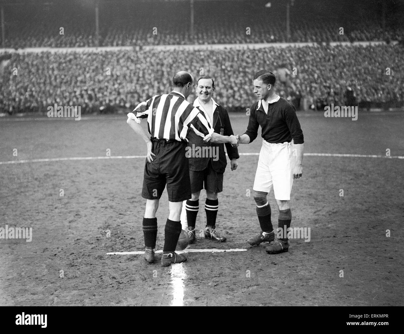 Il Nottingham Forest v Sheffield Regno Marzo 1928. Forest skipper Bill Thompson (a destra) e suo Sheffield Regno di fronte numero Billy Gillespie fa gli onori di casa prima di kick-off nel loro FA Cup quarti di finale di scontro a Bramall Lane nel marzo 1928. Le lame trionfato 3-0, lasciando i rossi di terminare la loro seconda stagione di divisione a metà tabella mediocrità. Foto Stock