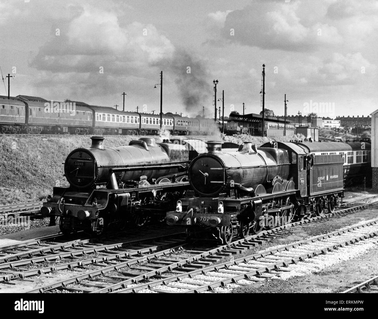 Great Western Railway classe castello di locomotiva a vapore 8271 Castello Clun raffigurata con Londra Midland e ferrovia scozzese Giubileo classe locomotiva a vapore 5593] denominato Kolhapur a Tyseley Ferrovia, prima di essere ripreso per un adattamento della BBC della ferrovia bambini, 1968. Foto Stock