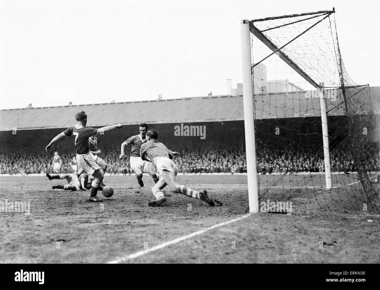 FA Cup quinto Round Seconda partita di riproduzione. Birmingham City 0 v Nottingham Forest 5. Roy Dwight punteggi della foresta quarto obiettivo. Il 23 febbraio 1959. Foto Stock