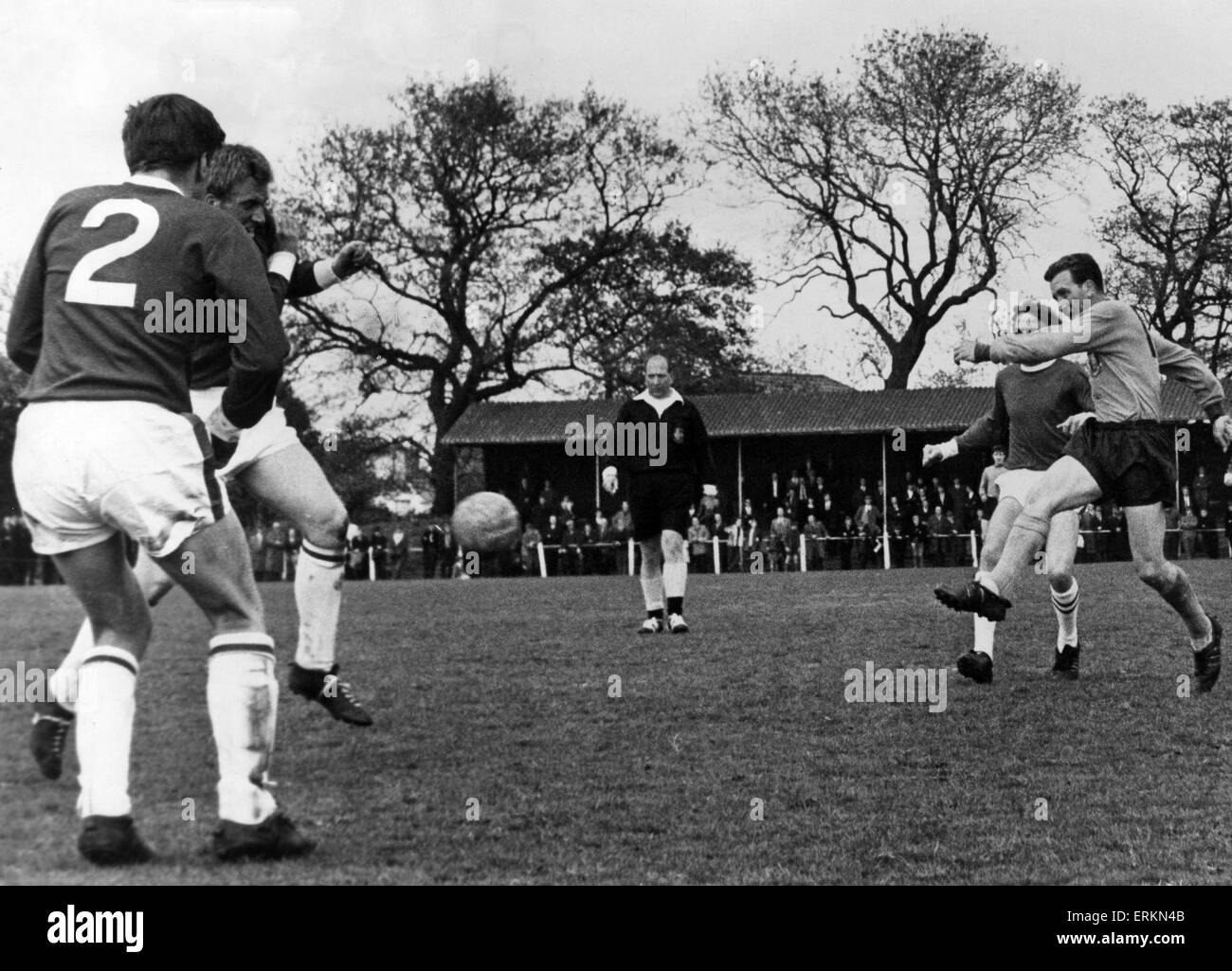 Alvechurch capitano punteggi Hayden il suo lato del secondo obiettivo. 8 maggio 1966. Foto Stock