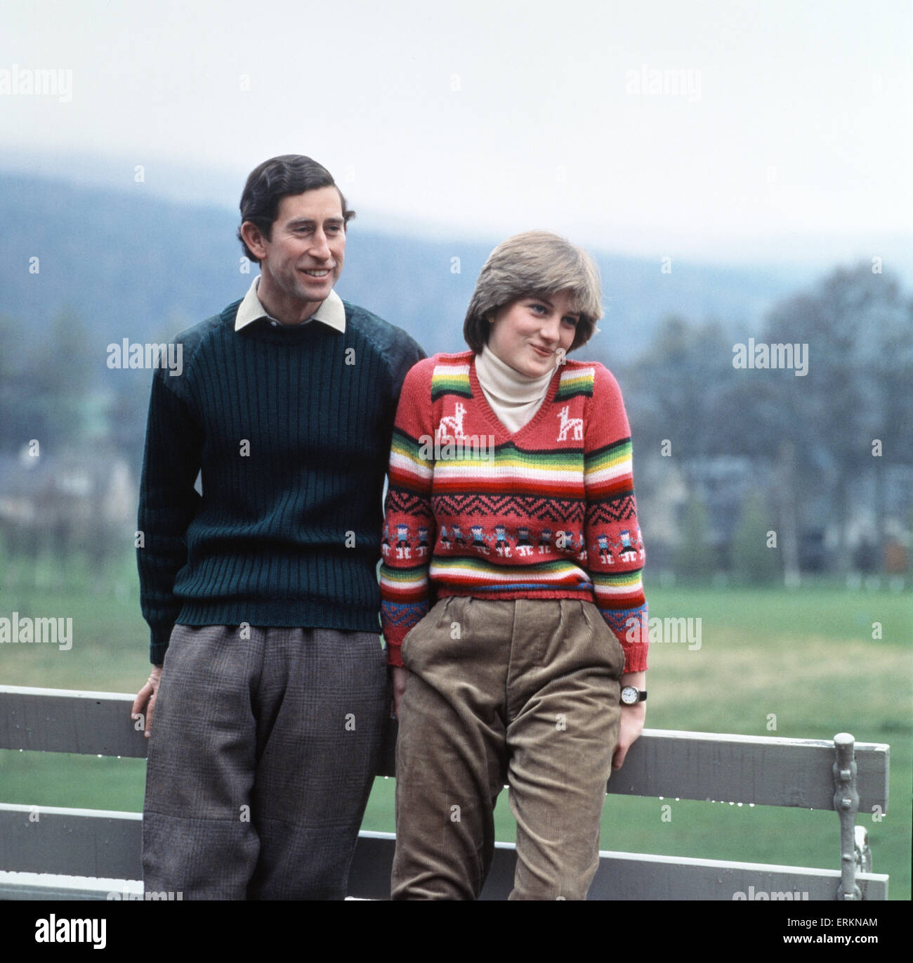 Il principe Charles e Lady Diana Spencer in vacanza al Balmoral nel maggio 1981 durante il loro impegno. Diana è entrata nella famiglia reale è stato creduto per essere una mossa strategica di rivitalizzare una linea di famiglia che era stata distrutta da scandali e irresponsibili Foto Stock
