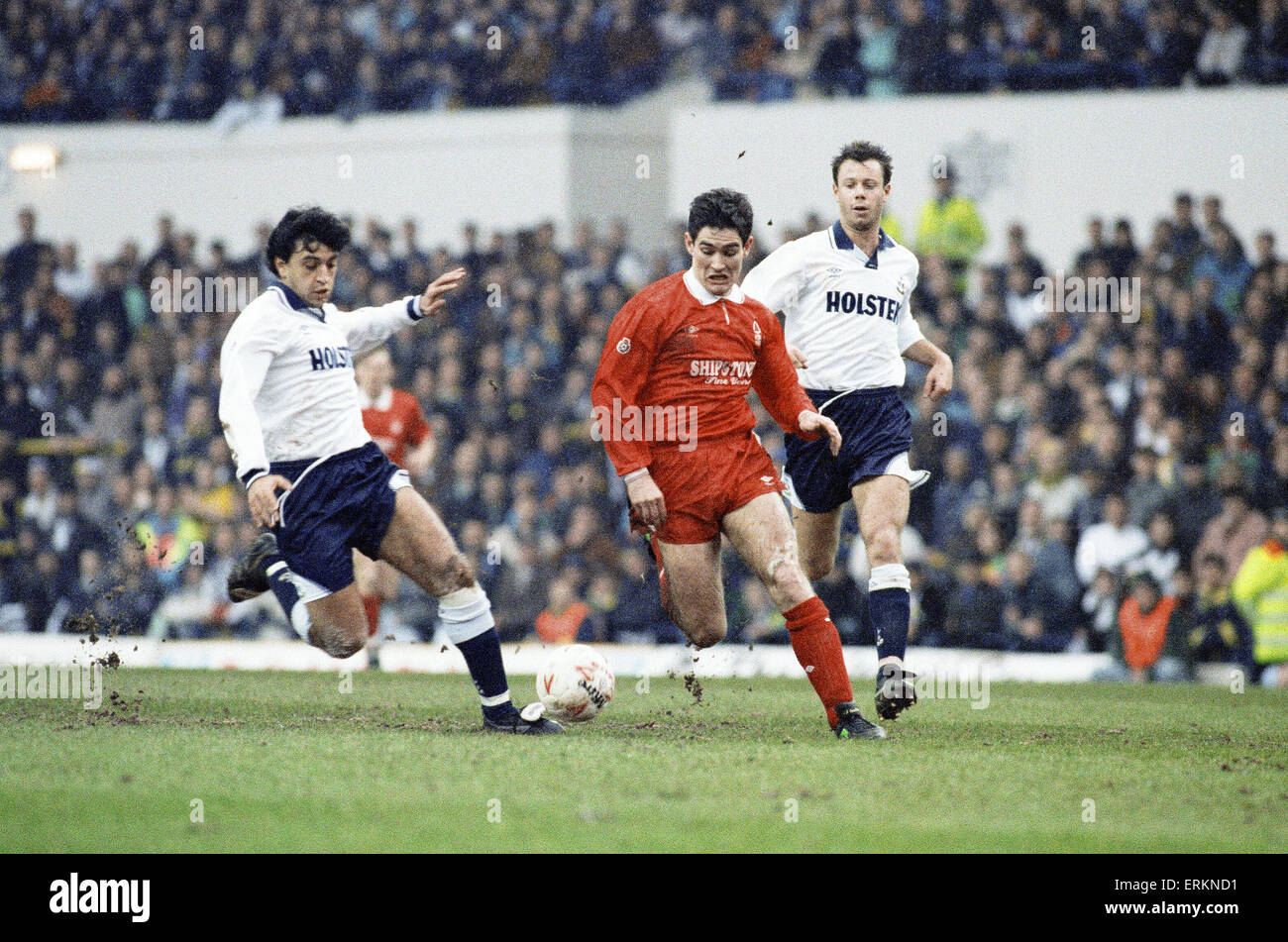 Coppa Rumbelows Semi Finale seconda gamba corrispondono a White Hart Lane. Tottenham Hotspur 1 v Nottingham Forest 2. (Foresta vincere aggregata). Nigel Clough del burst di foresta tra due contrafforti difensori, Mauricio Taricco (sinistra) e David Howells. 1 marzo 1992. Foto Stock