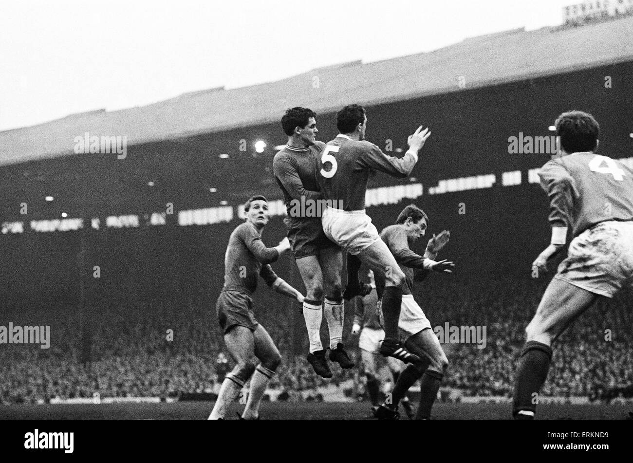 English League Division One corrispondono a Old Trafford. Il Manchester United 1 v Nottingham Forest 0. Centro di foresta-avanti Frank Wignall soaring nel combattimento aereo con il Manchester ' iron man, centro-metà Bill Foulkes. Xi Febbraio 1967. Foto Stock