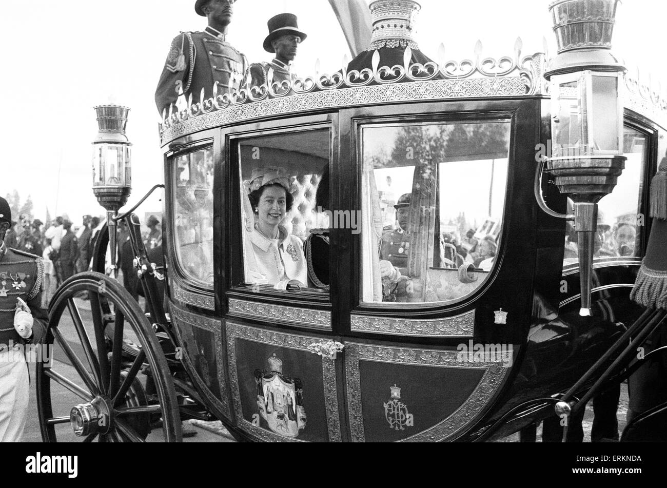 La regina Elisabetta II Visita di Stato in Etiopia, 1° - 8° febbraio 1965. La regina Elisabetta II passa in carrozzella accompagnato dall'imperatore Haile Selassie, e riceve il caloroso benvenuto dalla folla come ella è scortato per la parte finale del viaggio nella città, dall'aeroporto. Addis Abeba, Etiopia, il 1 febbraio 1965. Foto Stock