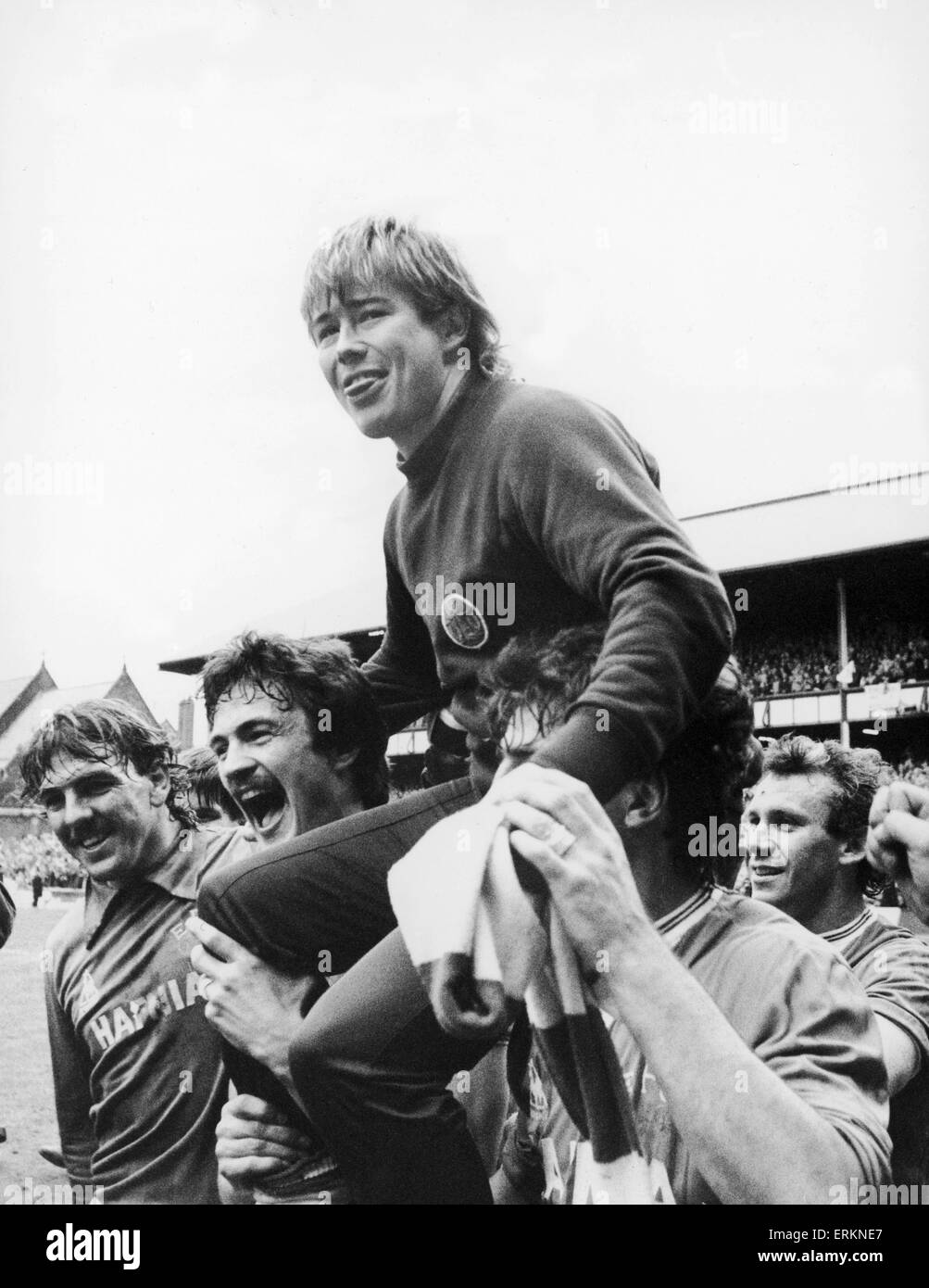 Everton il calciatore Adrian Heath siede sulla shouders giubilante di compagni di squadra Derek Mountfield e Kevin Ratcliffe al fianco di Neville Southall e Peter Reid seguendo il loro 2-0 vittoria su QPR a Goodison Park che aveva conquistato il primo titolo di divisione. Il 6 maggio 1985. Foto Stock