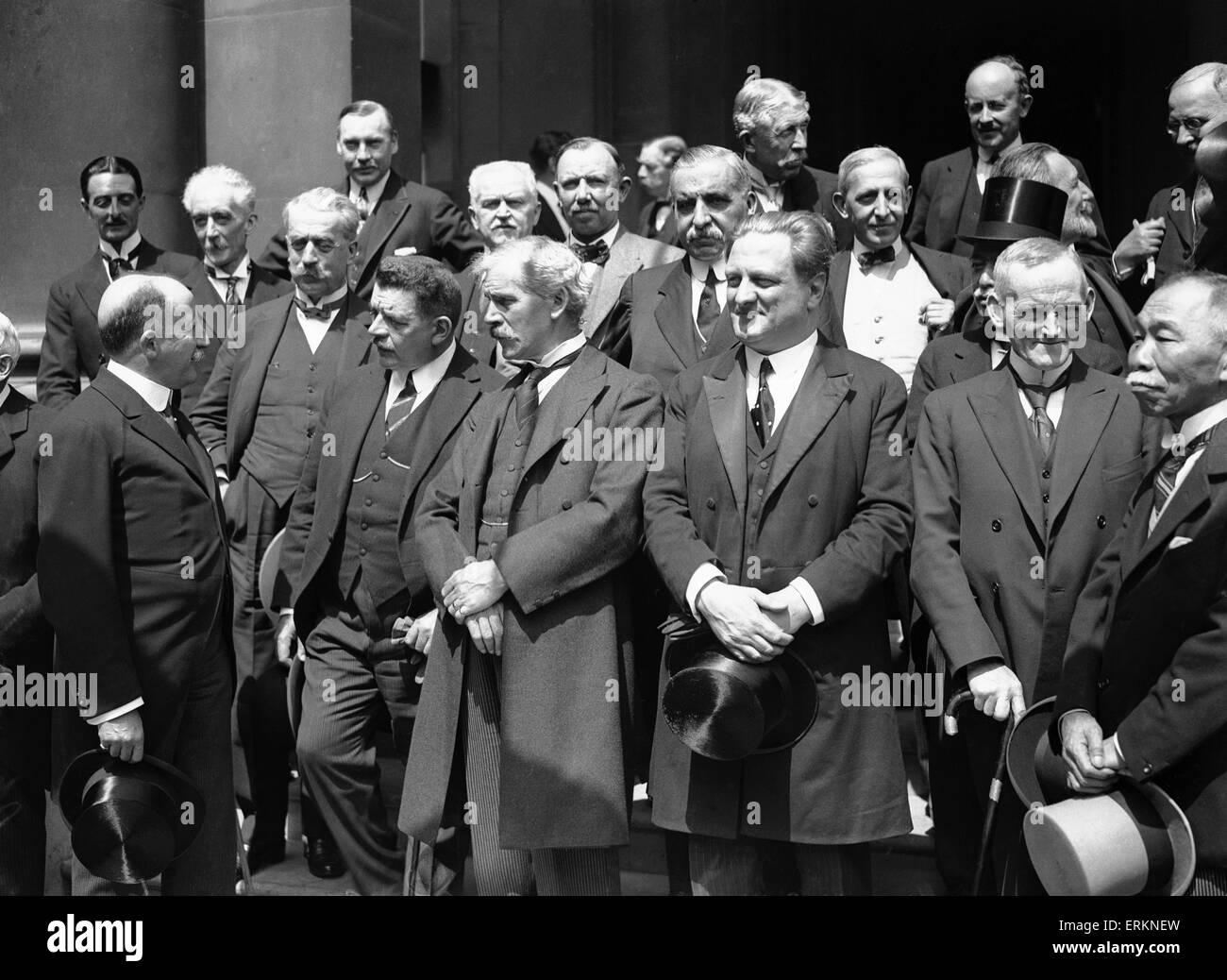 I ministri del lavoro fuori Buckingham Palace dopo la formazione del primo governo laburista. Fila anteriore 2a sinistra a destra Ramsay MacDonald ? Il primo ministro, ministro degli Esteri e Leader della House of Commons, James Henry Thomas ? Il segretario di Stato per le colonie, Arthur Henderson ? Home Segretario e John Robert Clynes ? Signore Privy Seal e vice leader della House of Commons. 23 Gennaio 1924 Foto Stock