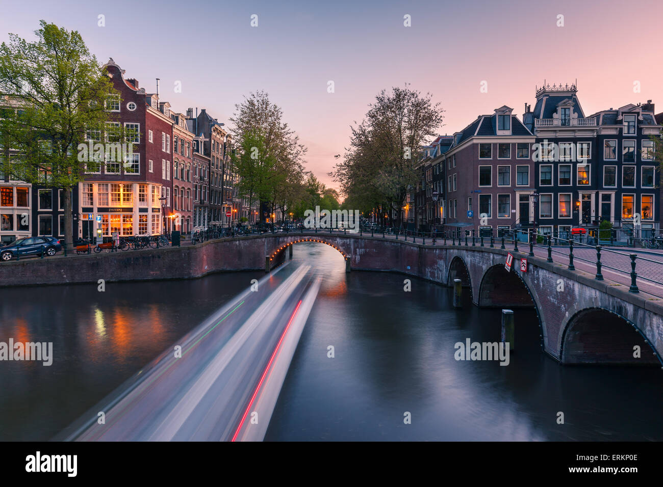 Una serata sui canali vicino il Keizersgracht a Amsterdam, Paesi Bassi. Foto Stock