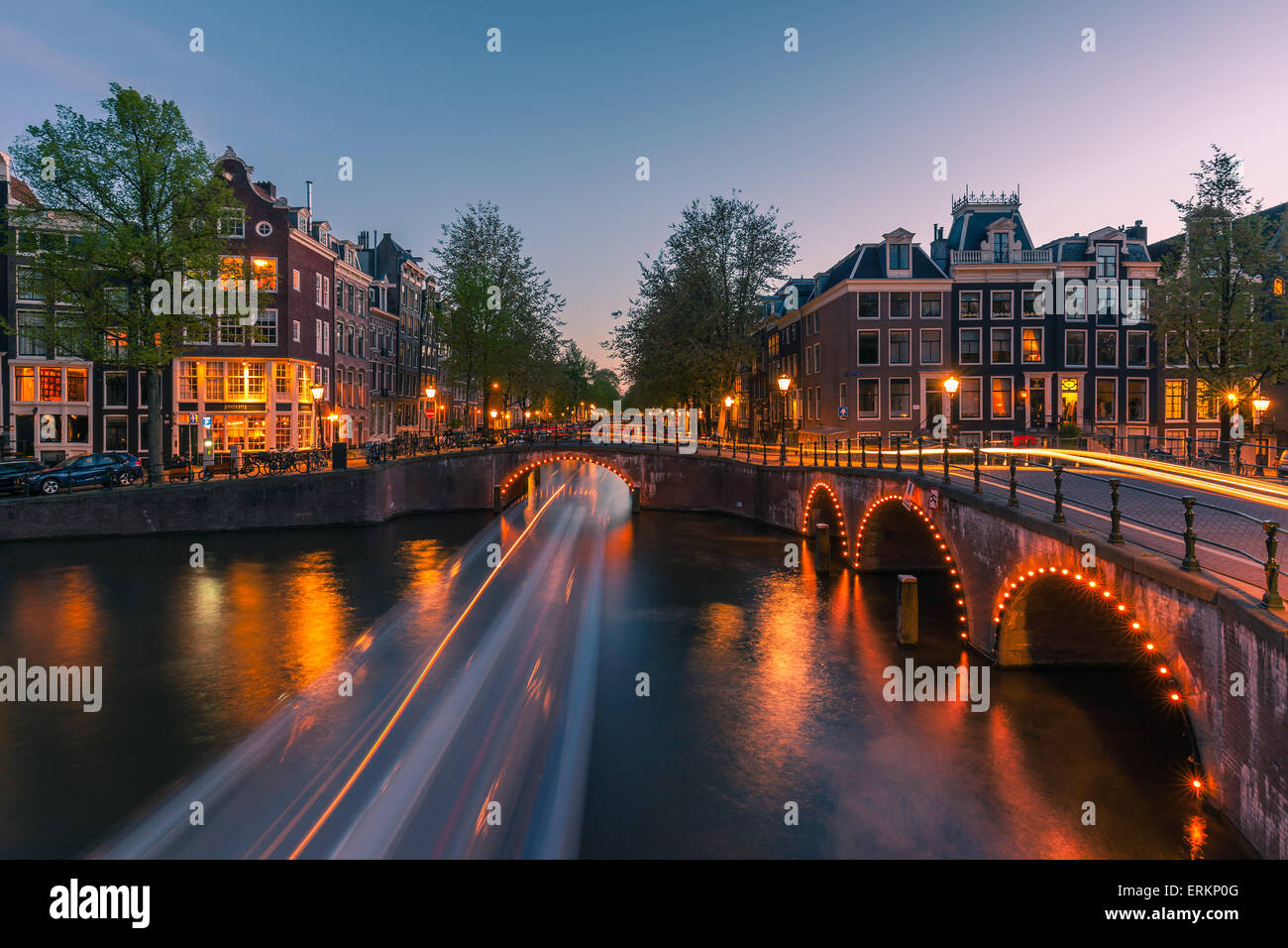 Una serata sui canali vicino il Keizersgracht a Amsterdam, Paesi Bassi. Foto Stock
