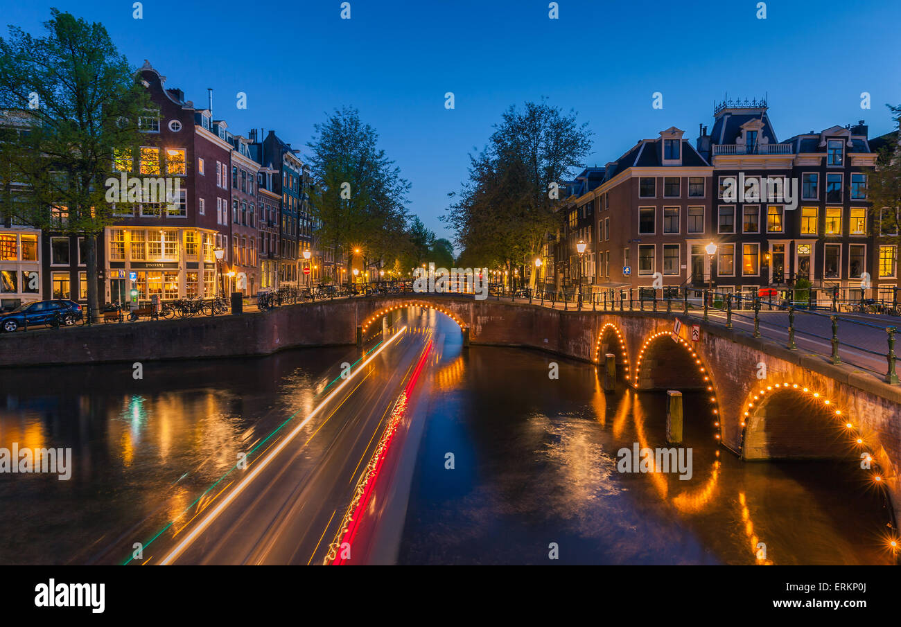 Una serata sui canali vicino il Keizersgracht a Amsterdam, Paesi Bassi. Foto Stock