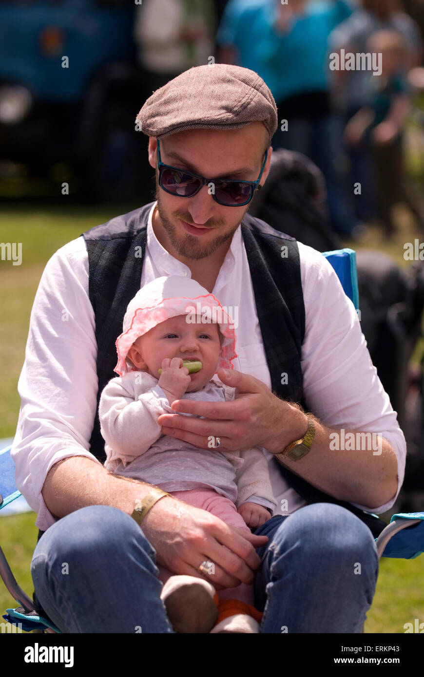 Padre con baby godendo di giorno in Milland cibo, drink & Music Festival 2015, Milland, Liphook, Hampshire, Regno Unito. Foto Stock