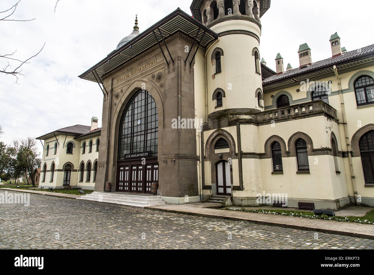 Vista laterale di antica e storica stazione ferroviaria Building, edificio rectorship di Trakya University. Foto Stock