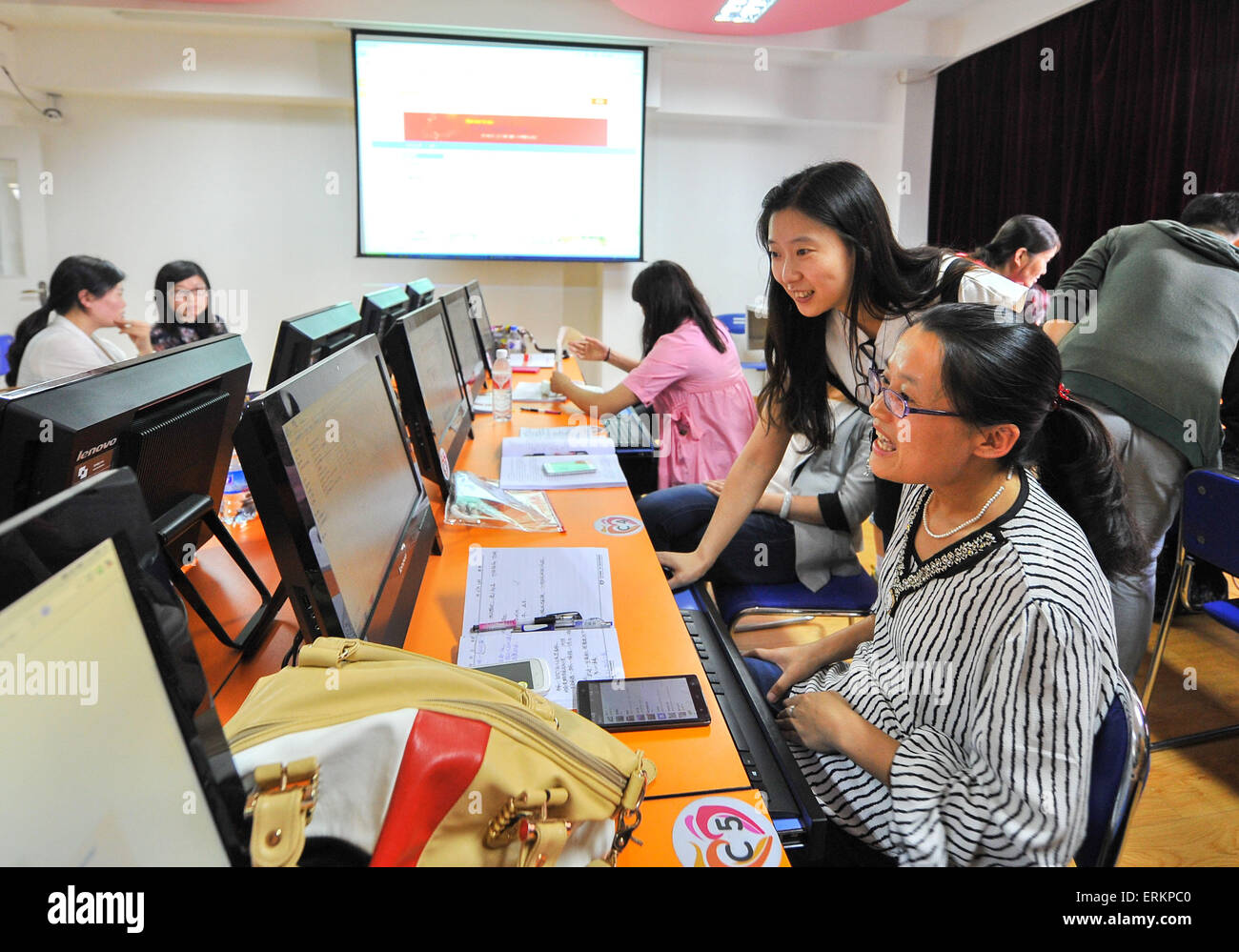 Changchun, la Cina della provincia di Jilin. Il 4 giugno, 2015. I membri di una femmina online store management formazione classe imparare a fare le pagine web in Changchun, a nord-est della Cina di provincia di Jilin, Giugno 4, 2015. Il locale della Federazione delle Donne istituito un corso gratuito per le donne di aiutarli con la loro apertura negozi online. © Xu Chang/Xinhua/Alamy Live News Foto Stock