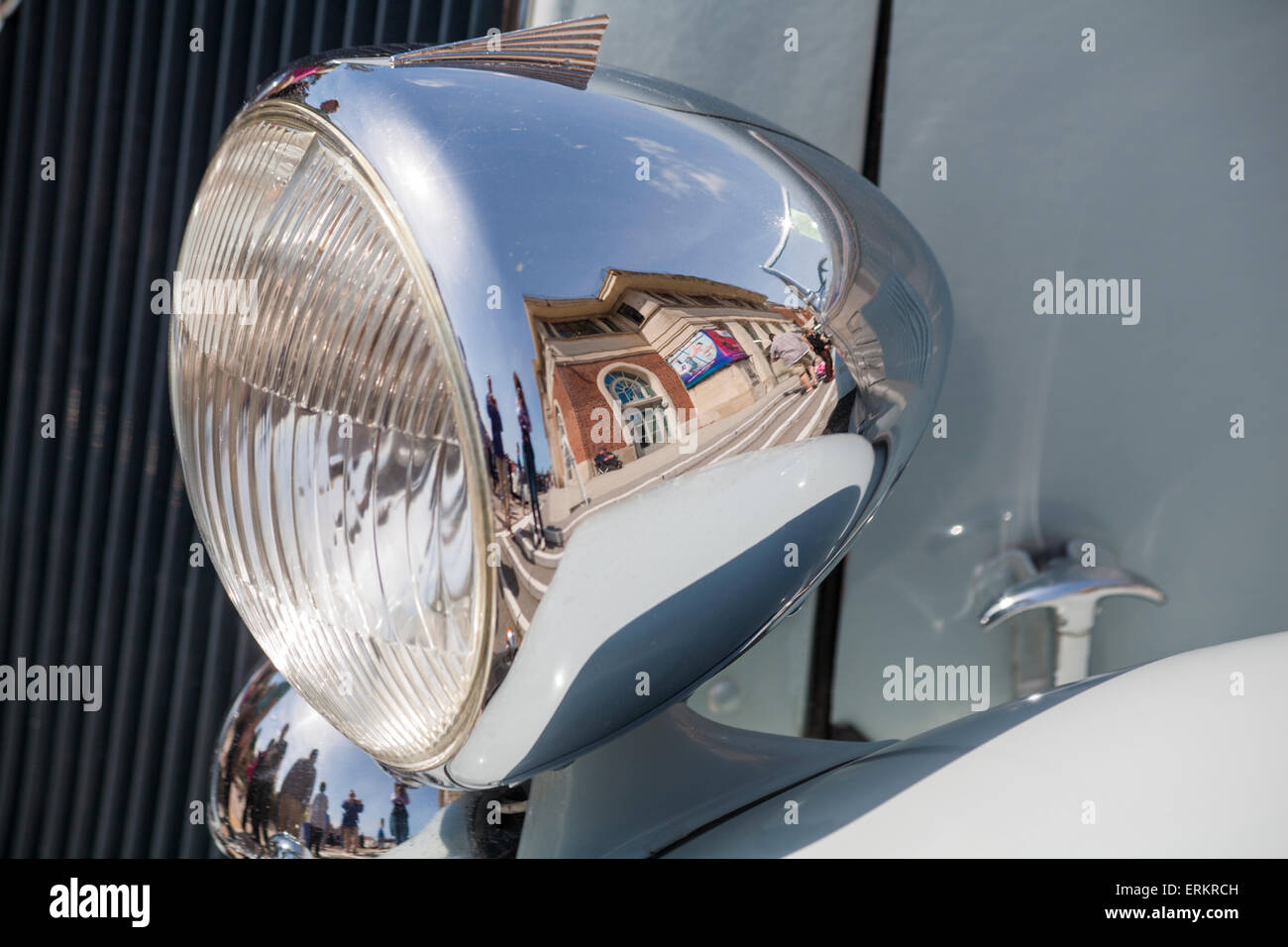 Il Pavilion Theatre riflesso luminoso in metallo cromato faro del classico auto a Bournemouth Dorset, Regno Unito nel mese di maggio Foto Stock