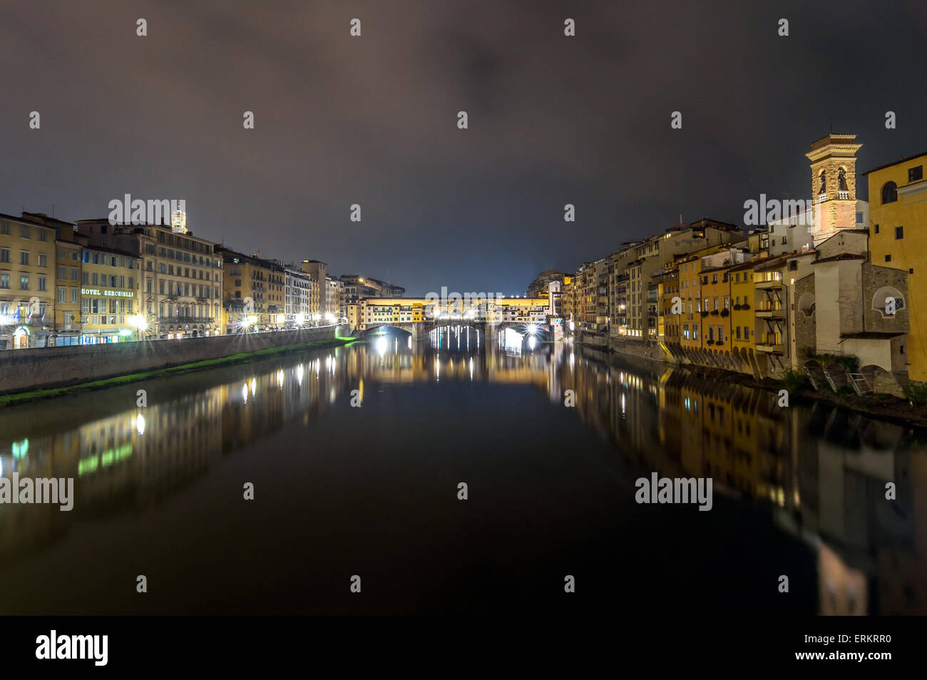 Firenze, Italia - 21 Marzo 2014: esposizione a lungo durante la notte del Fiume Arno, Ponte Vecchio e dello skyline della città di Firenze, Italia. Foto Stock