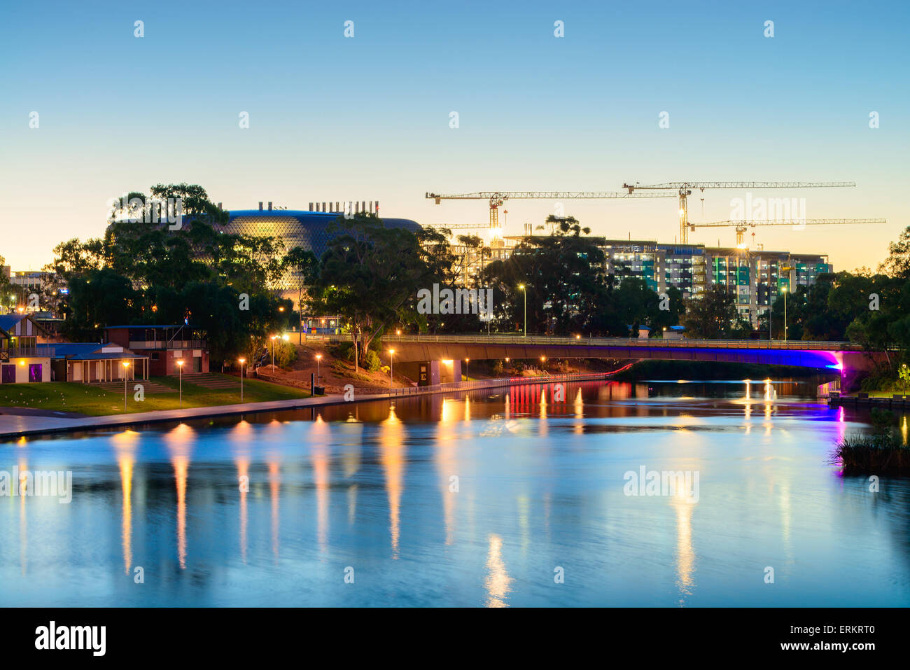 E SAHMRI NewRAH al tramonto dal fiume Torrens. Molto lunga esposizione effetto. Foto Stock