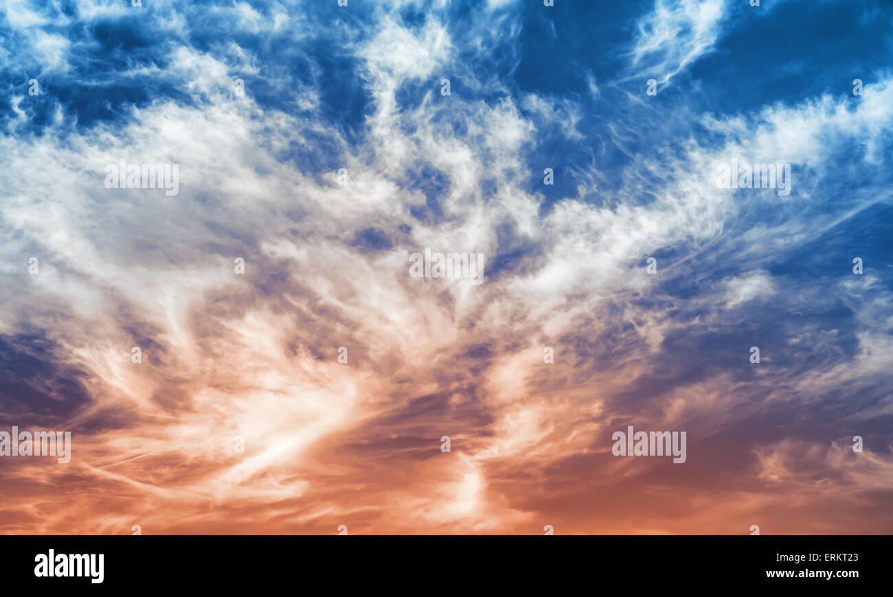 Fantastico rosso e blu cielo nuvoloso foto di sfondo texture Foto Stock