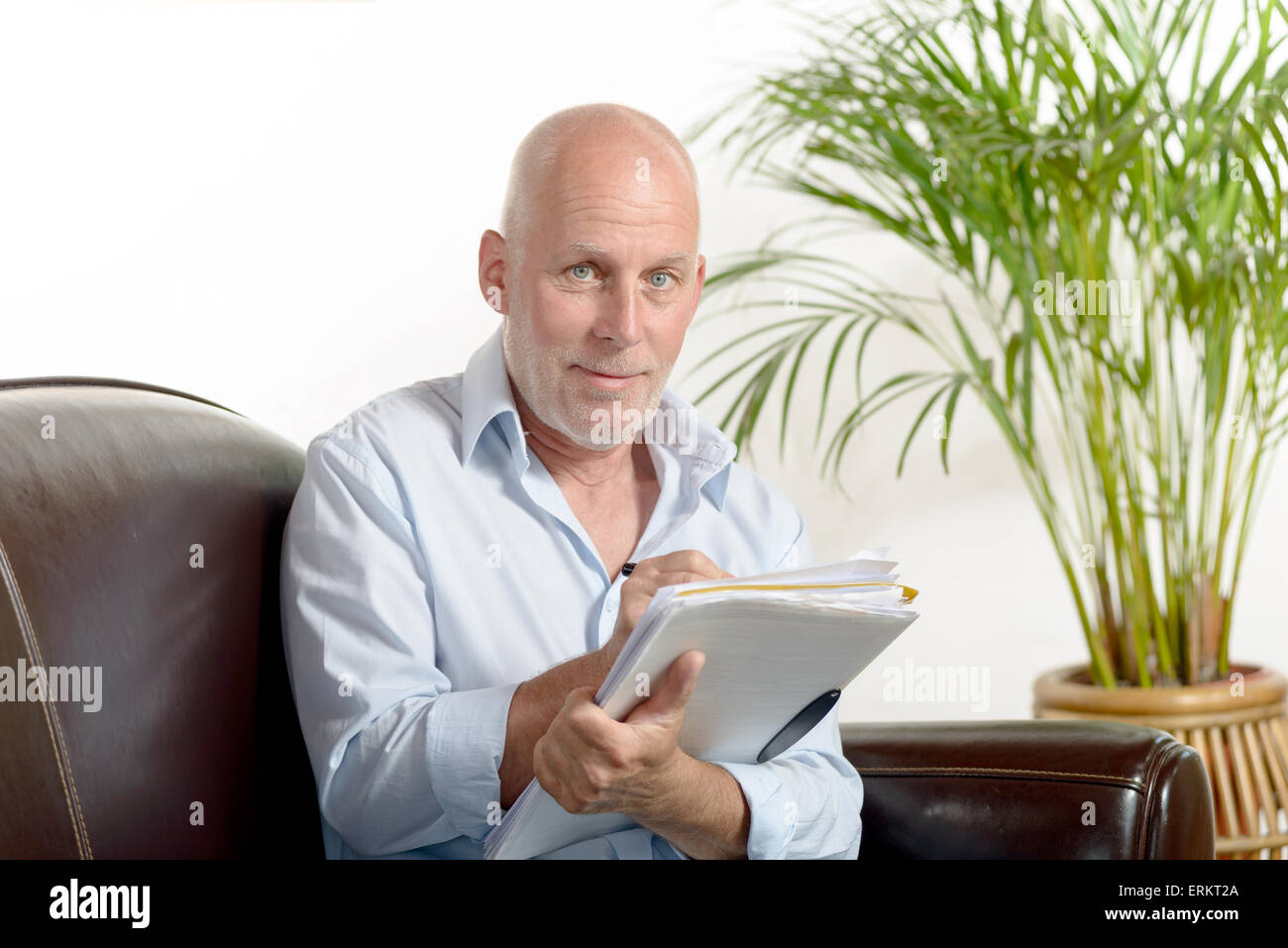 Ritratto di un uomo di mezza età con scratch pad Foto Stock