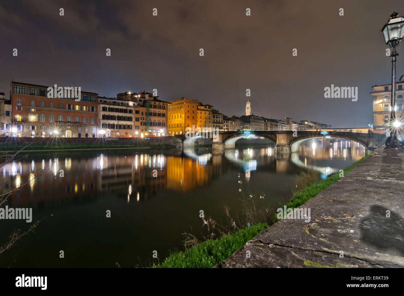 Firenze, Italia - 21 Marzo 2014: esposizione a lungo durante la notte del Fiume Arno, Ponte Vecchio e dello skyline della città di Firenze, Italia. Foto Stock