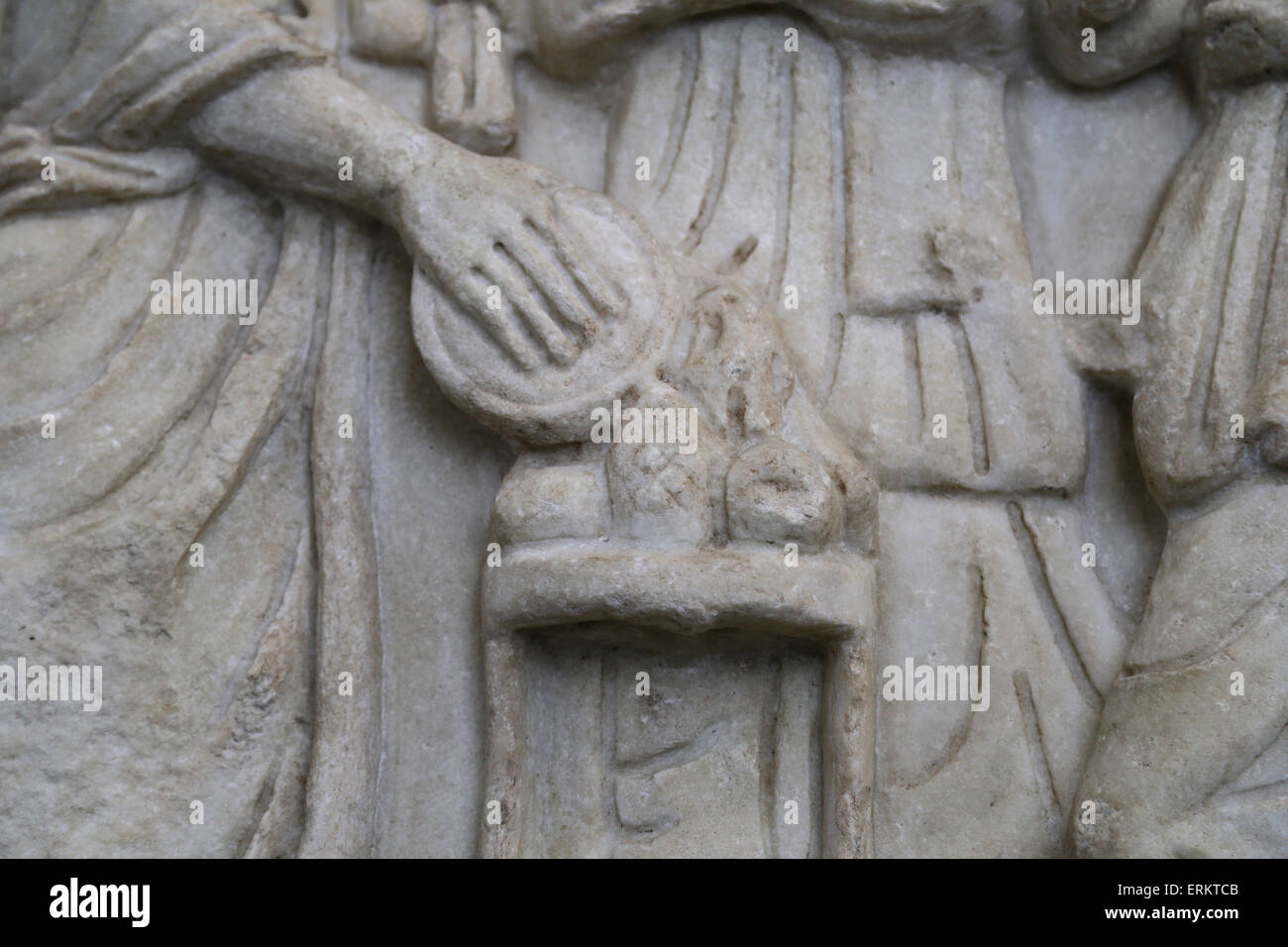 Rilievo con sacrificio. Versando una libagione. Roman. Mercat dall'antiquario. 3. secolo. Foto Stock