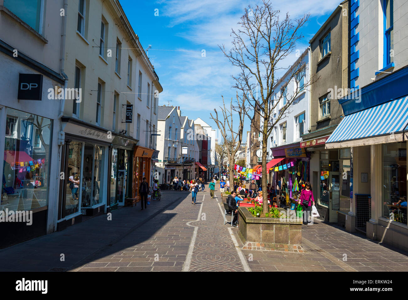 La zona pedonale in St Helier, Jersey, Isole del Canale, Regno Unito, Europa Foto Stock