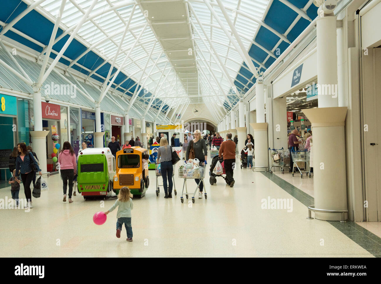 GV gli acquirenti della serpentina Green Shopping Centre Peterborough PE7 8ESSERE REGNO UNITO retail Foto Stock