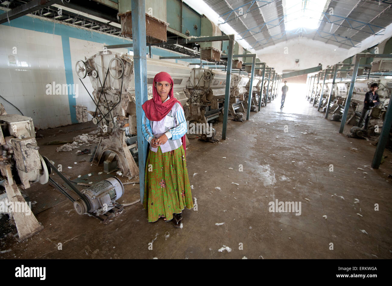 Femmina operaio di fabbrica gestione dei macchinari in cotone fabbrica di elaborazione, Rajkot district, Gujarat, India, Asia Foto Stock