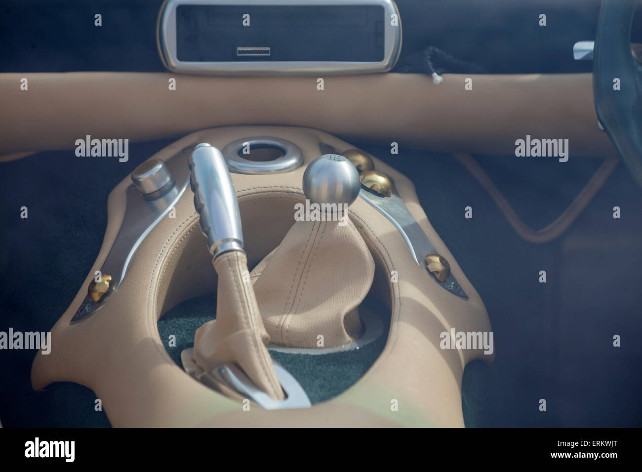 Dettagli interni TVR Toscano per auto sportive con leva del cambio e. pelle del freno a mano Foto Stock