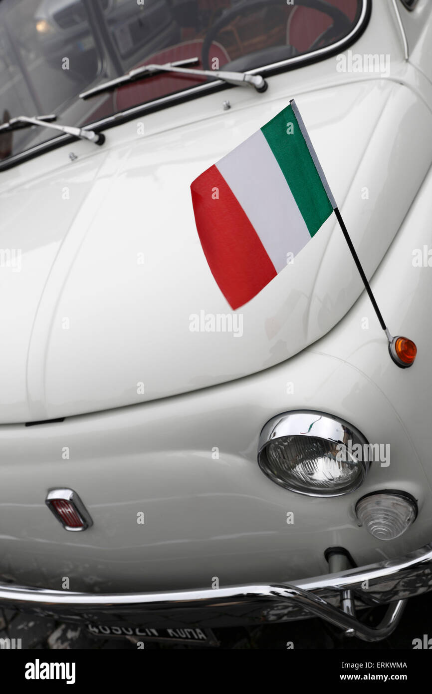 Illustration ITALIA - Bandiera Italiana e auto sportiva