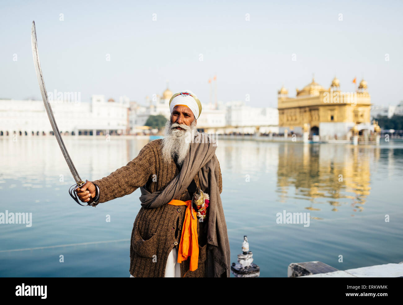 Ritratto di Nihang uomo Sikh, Harmandir Sahib (Tempio d'Oro), Amritsar Punjab, India, Asia Foto Stock