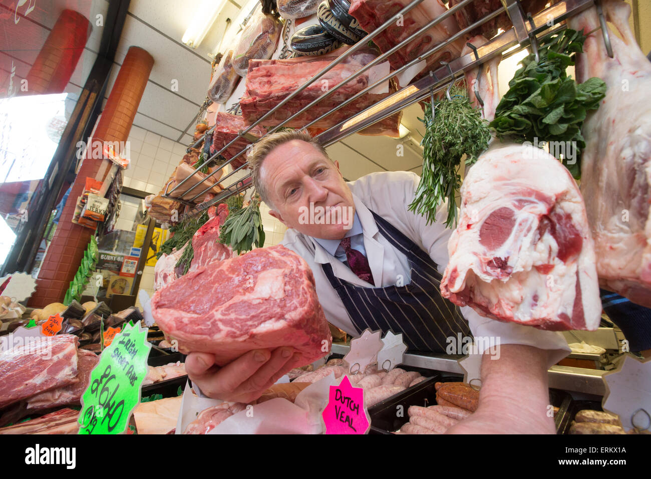 Classico macellaio tradizionale negozio di vendita di qualità di carne fresca in centro a Londra Foto Stock