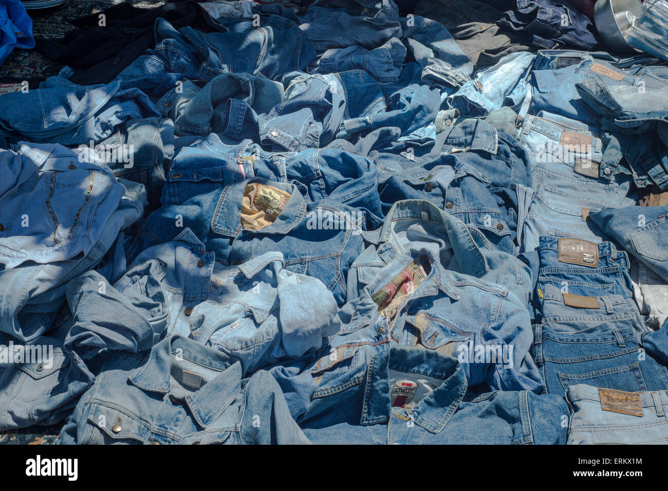 Il denim jeans e giacche per la vendita su un mercato in stallo Lisbona Portogallo Foto Stock