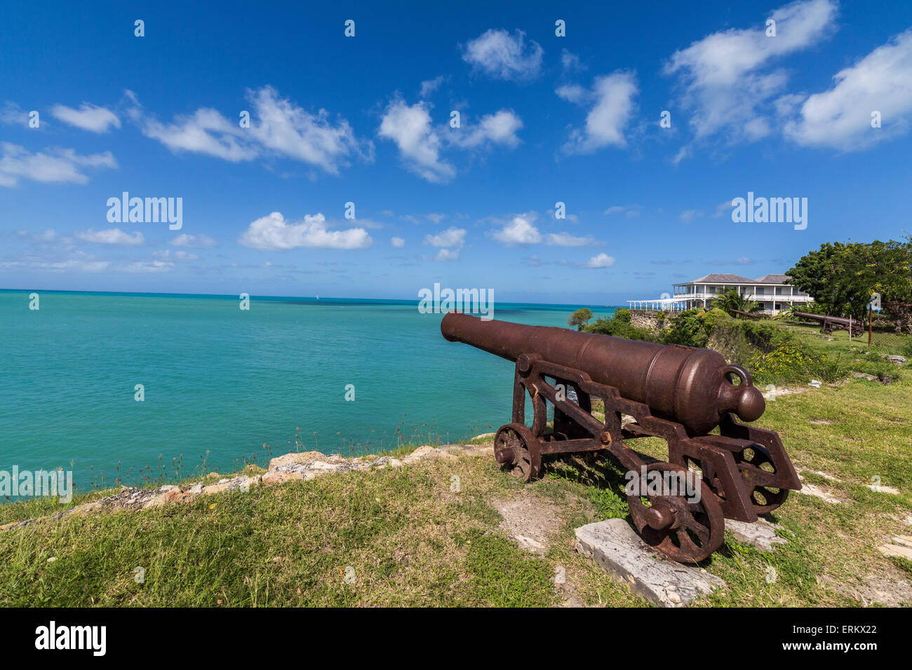 Un cannone risalente al XVII secolo sta di guardia a Fort James uno dei più importanti monumenti storici di Antigua Foto Stock