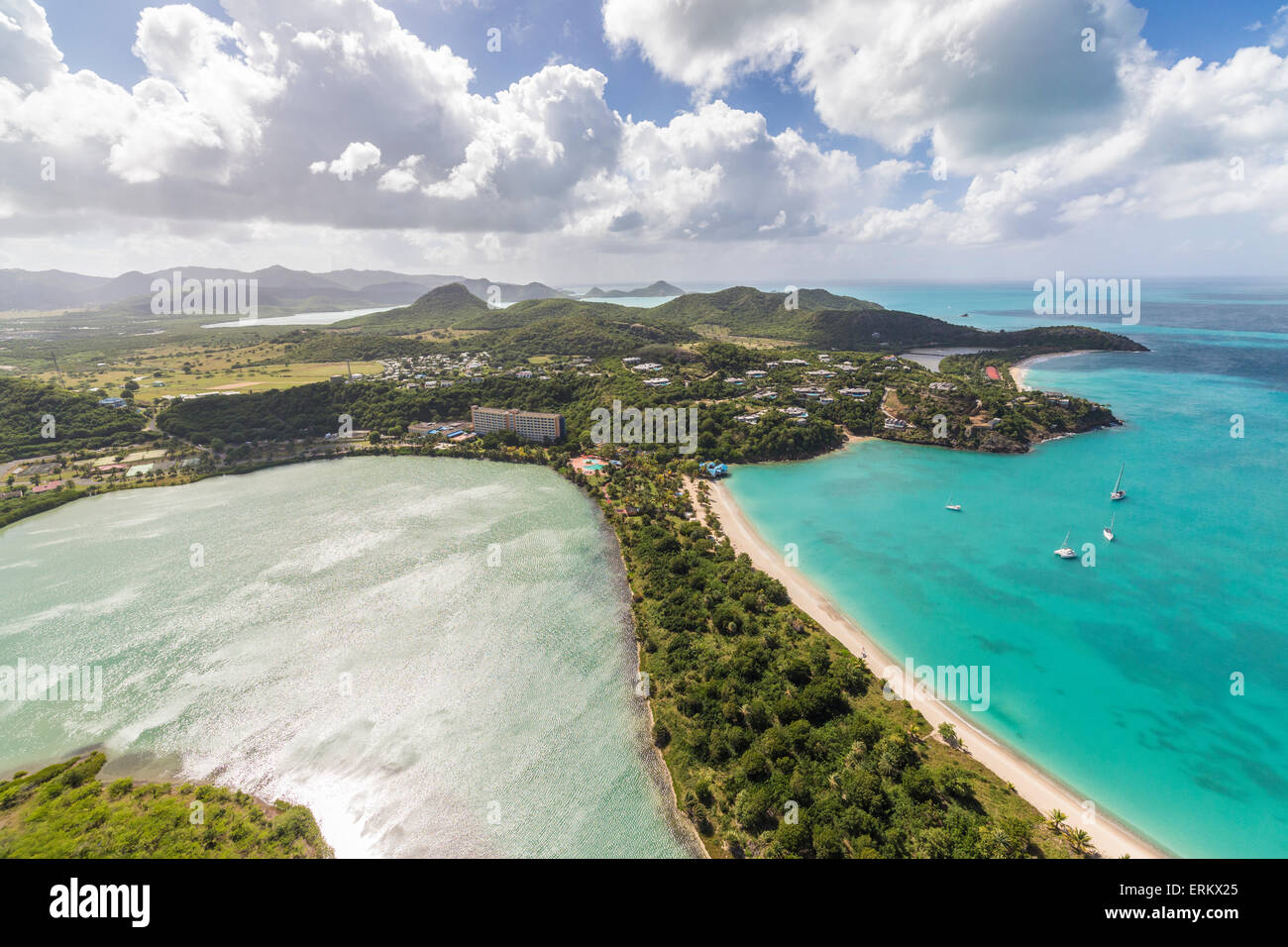 Vista aerea di una laguna sull'isola caraibica di Antigua una linea sottile di sabbia divide un piccolo bacino di sale dal mare, Antigua Foto Stock
