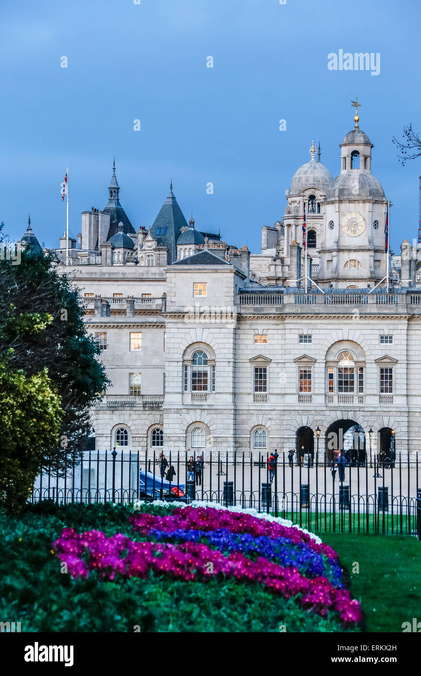 Vista del Royal Horseguards e colorato aiuola, London, England, Regno Unito, Europa Foto Stock