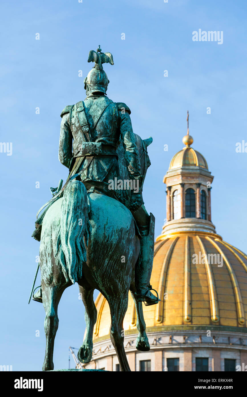 Cupola dorata di San Isacco Cattedrale, costruita nel 1818, e la statua equestre di Tsar Nicholas, San Pietroburgo, Russia Foto Stock