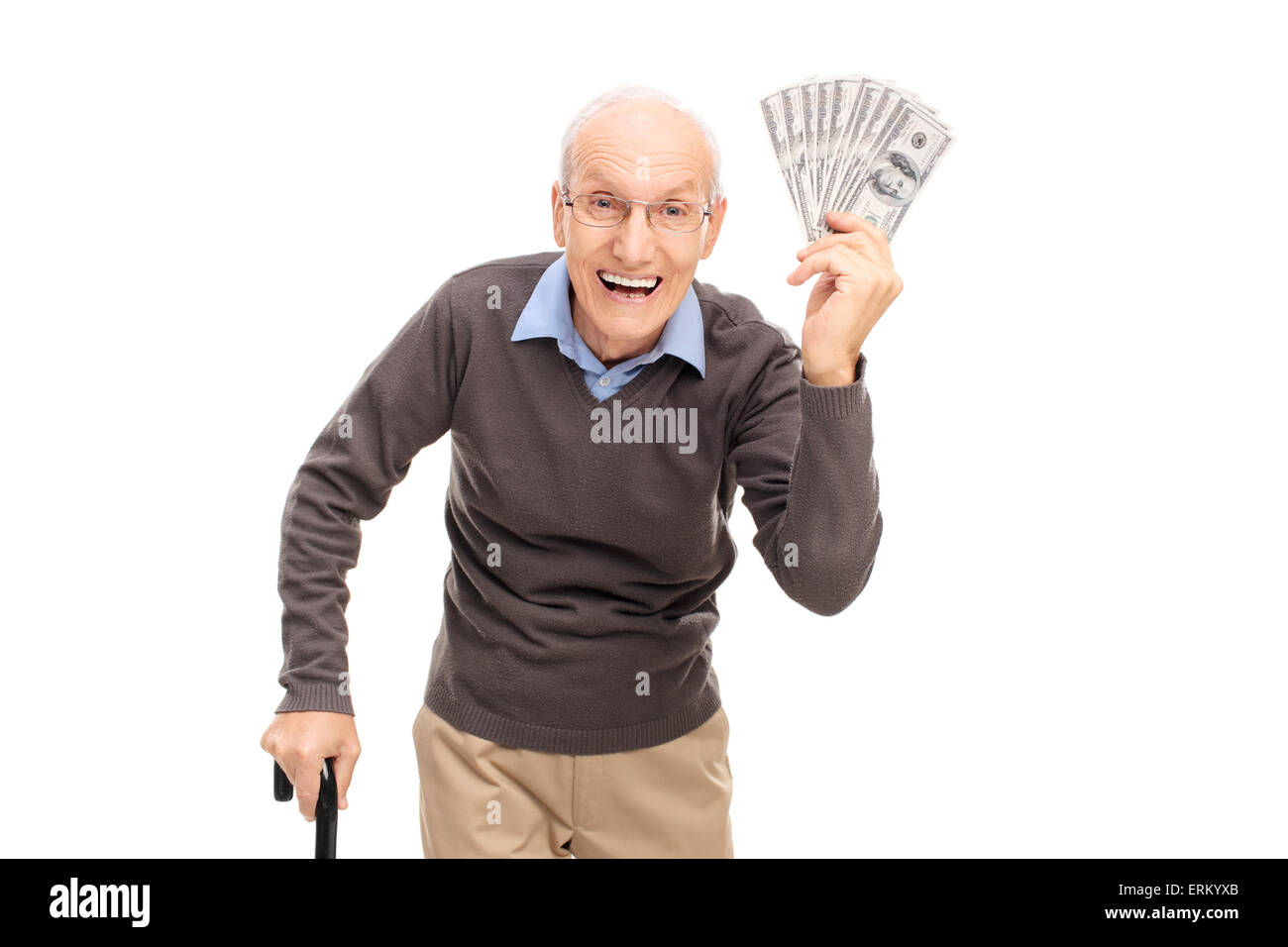 Studio shot di una gioiosa senior una catasta di denaro e guardando la telecamera isolata su sfondo bianco Foto Stock
