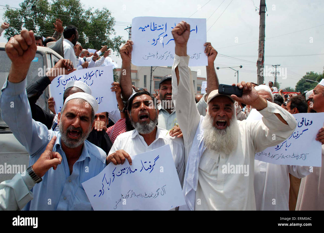 I membri di tutti i dipendenti del governo Consiglio di Coordinamento chant slogan contro manovre del governo locale elezioni durante la manifestazione di protesta a Peshawar press club Giovedì 04 Giugno, 2015. Foto Stock