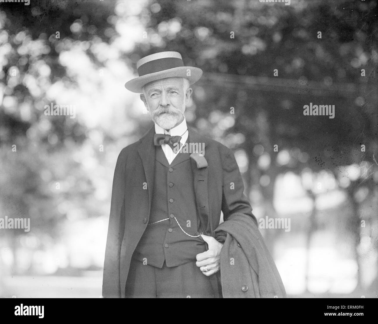 Antique c1920 fotografia di Henry Cabot Lodge. Henry Cabot Lodge (1850-1924) era un americano il senatore repubblicano e storico dal Massachusetts. Un dottorato di ricerca in storia presso la Harvard, egli è stato per lungo tempo un amico e confidente di Theodore Roosevelt. Lodge ha avuto il ruolo (ma non il titolo ufficiale) del primo leader della maggioranza del Senato. Egli è meglio conosciuto per le sue posizioni in materia di politica estera, in particolare la sua battaglia con il Presidente Woodrow Wilson nel 1919 oltre il Trattato di Versailles. Foto Stock