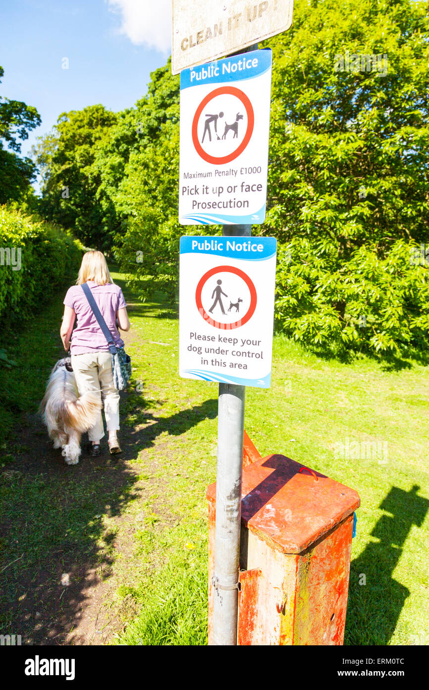 Cane cartelli di avvertimento pick up dopo Tenere cani sotto il controllo segnale di avviso avviso pubblico avvisi REGNO UNITO Inghilterra Foto Stock