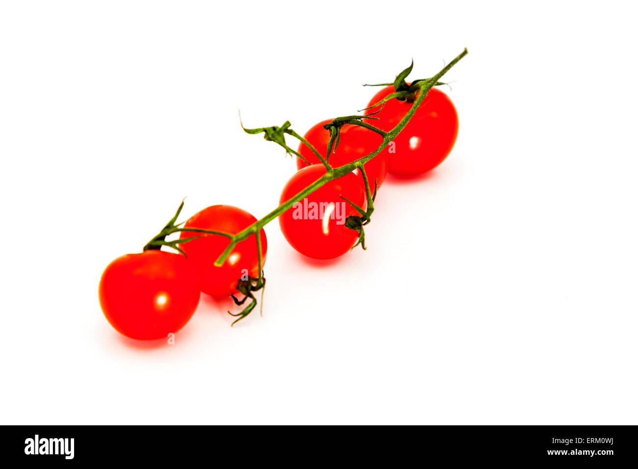 Pomodorini con stelo vite cibo fresco sana opzione biologici rosso pomodoro maturo vegetale intaglio isolato tagliare Foto Stock