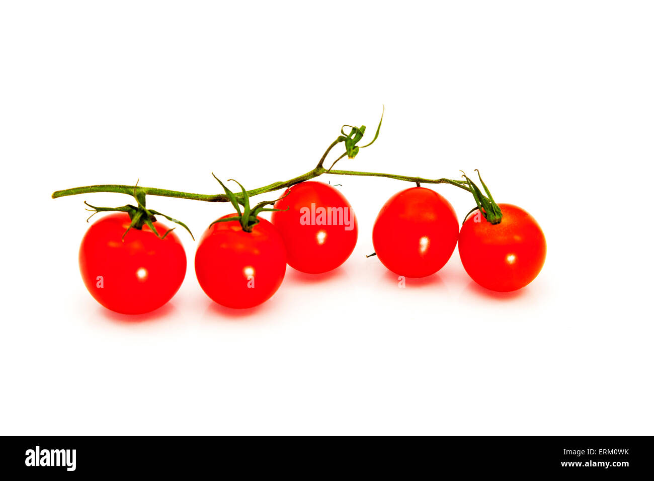 Pomodorini con stelo vite cibo fresco sana opzione biologici rosso pomodoro maturo vegetale intaglio isolato tagliare Foto Stock