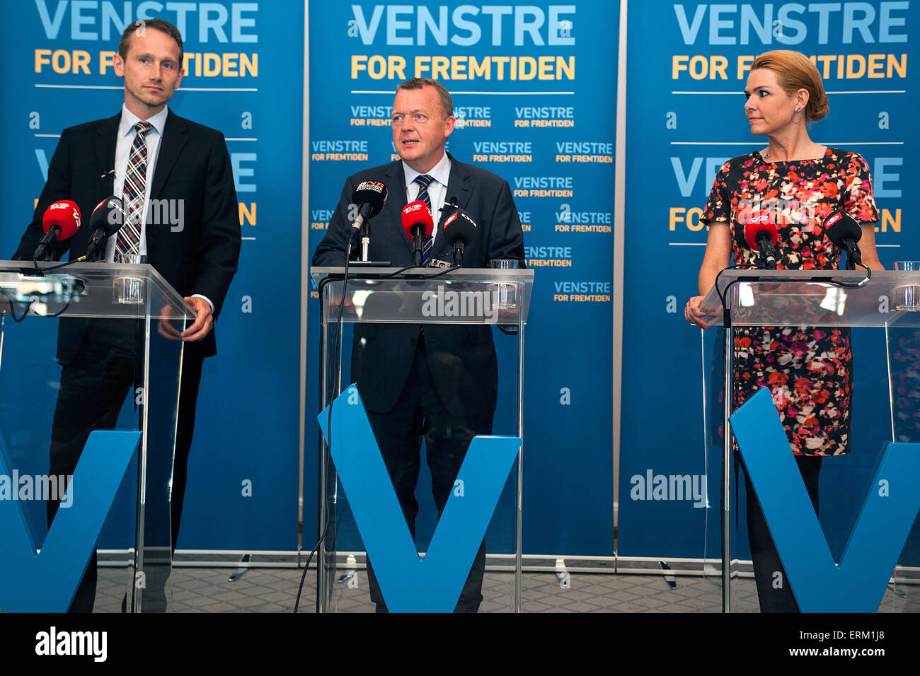 Copenhagen, Danimarca, Giugno 4th, 2015: Venstre (leggi: liberali) annouces si tratta di nuove iniziative nel settore della salute in occasione di una conferenza stampa presso il Parlamento. Qui pcitured partito Lars Loekke Rasmussen (M), la salute portavoce Inger Stoejberg (R) e il vice presidente Kristian Jensen (L) Credito: OJPHOTOS/Alamy Live News Foto Stock