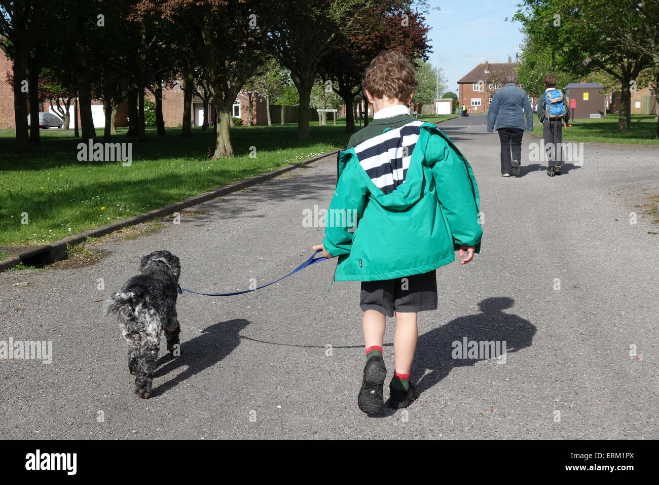 I ragazzi che vanno a scuola e cane sul filo Foto Stock