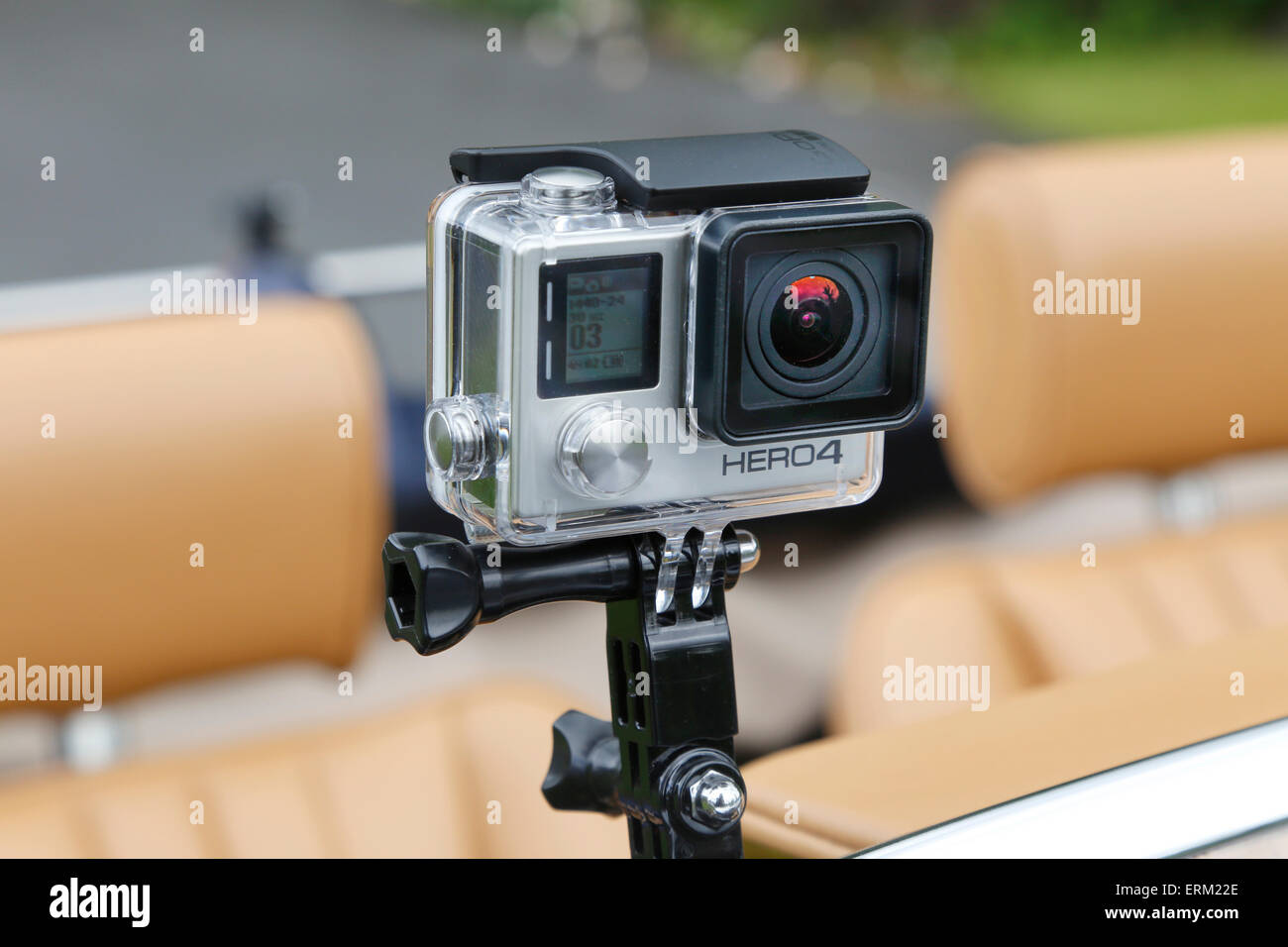 Go Pro Hero 4 fotocamera montata sul parabrezza di un Morgan Auto sportiva Foto Stock